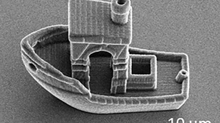 Físicos logran imprimir en 3D un barco tan pequeño que podría navegar dentro de un cabello humano